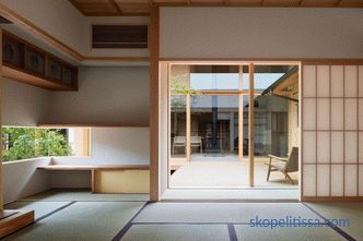 Hiiragi House - U-образна къща, в центъра на която е двор и родословно дърво