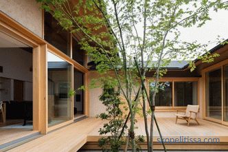 Hiiragi House - U-образна къща, в центъра на която е двор и родословно дърво