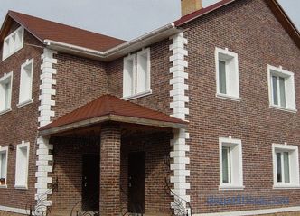 Декоративна декорация на ъглите на фасадата, руста от камък и съвременни материали в дизайна на ъглите на къщата