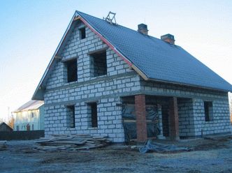 Проектът на къща 7 на 9 с таван - предимствата и недостатъците на готовия корпус