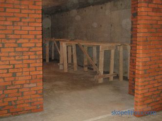 Прегради в дървена къща от дървен материал, вътрешни стени, инсталация, снимка