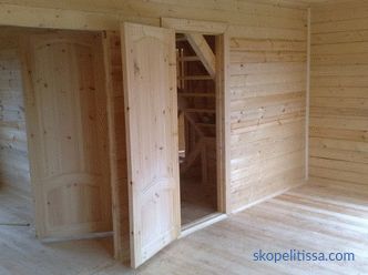 Прегради в дървена къща от дървен материал, вътрешни стени, инсталация, снимка