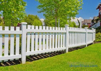 На какво разстояние от оградата можете да построите къща, стопански постройки: изисквания към оградата