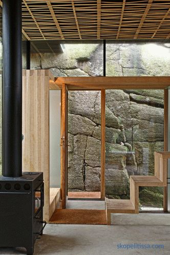 Къща с прозрачни стени на слънчеви скалисти брегове в Сандефьорд, Норвегия