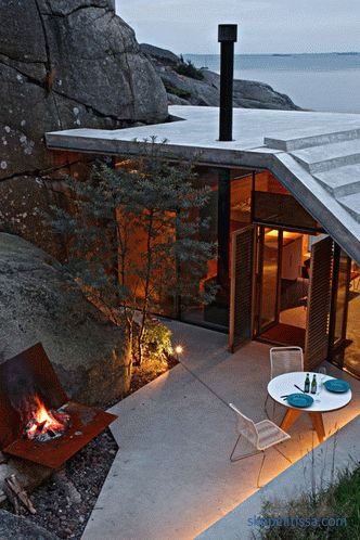 Къща с прозрачни стени на слънчеви скалисти брегове в Сандефьорд, Норвегия