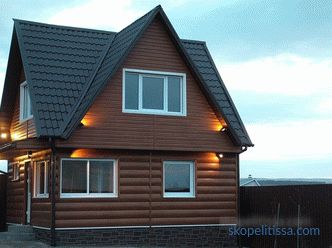 Покрив, фронтон, дървен фронтон, украса на фронтона и мансарден покрив на частна къща