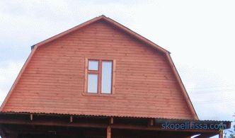 Покрив, фронтон, дървен фронтон, украса на фронтона и мансарден покрив на частна къща