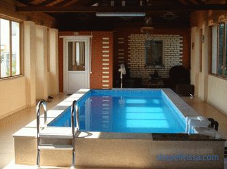 Типични и индивидуални проекти на къщи с басейн: нюансите на избор